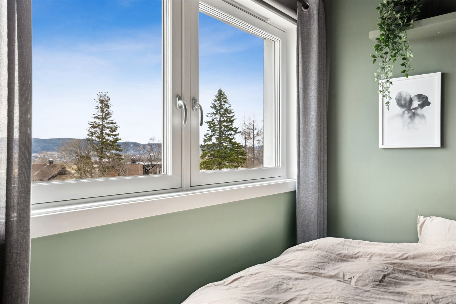 Begge soverommene har store, østvendte vinduer med langstrakt utsikt. Galleribilde