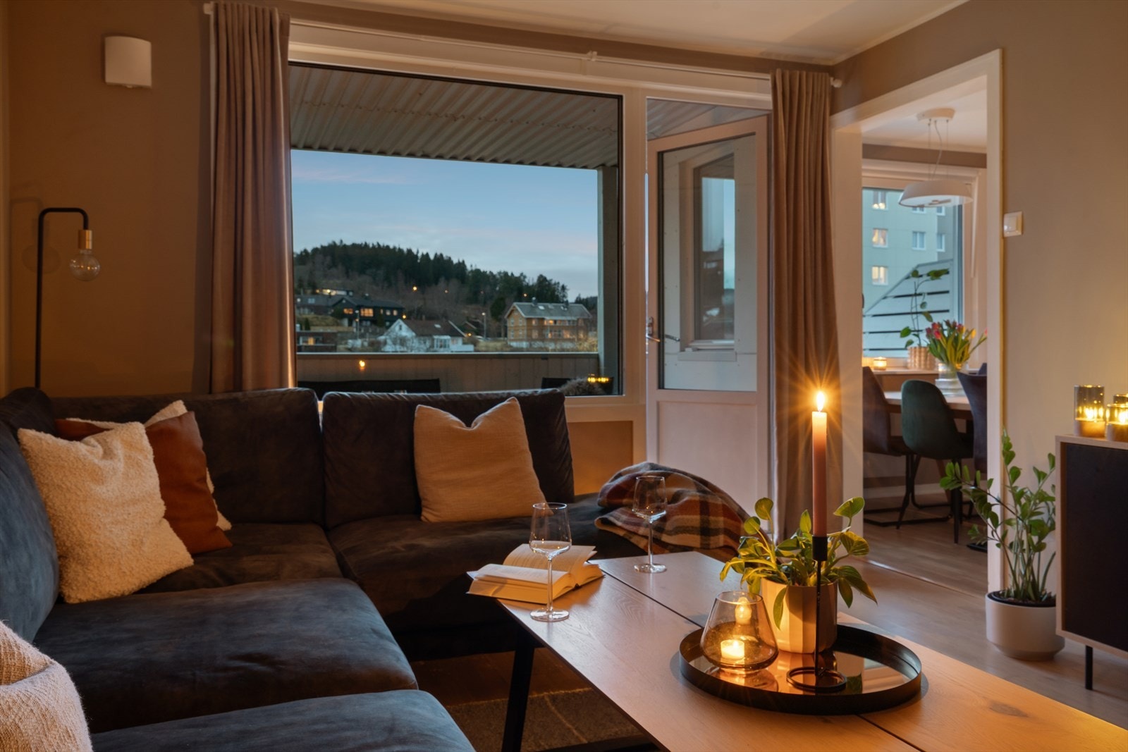 Leiligheten fremstår med lune og tidsmessige fargevalg. Galleribilde