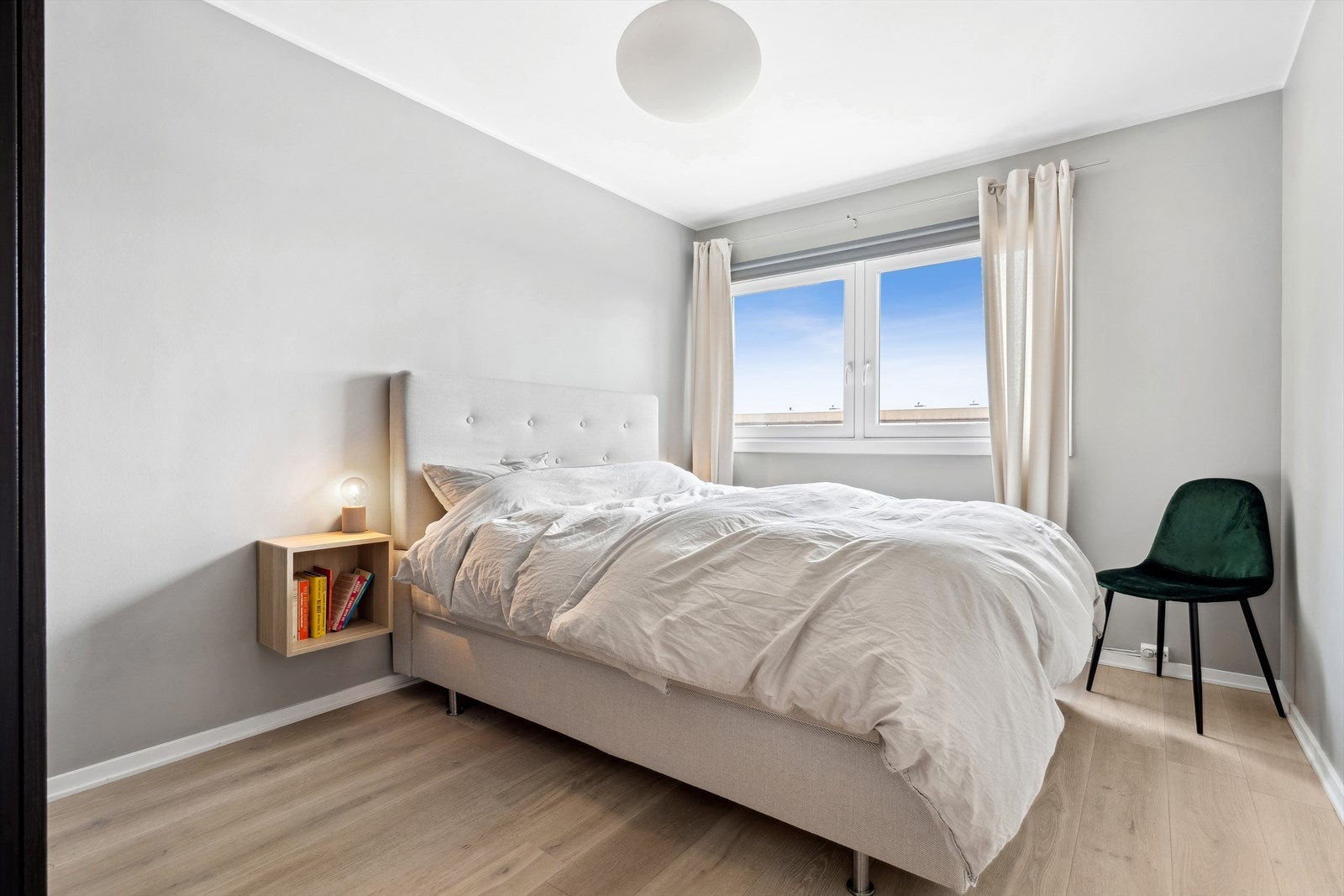 Det er god plass til dobbeltseng og tilhørende møblement på begge soverommene. Rommet har nytt gulv fra 2017 og har utsikt mot Trondheim. Galleribilde