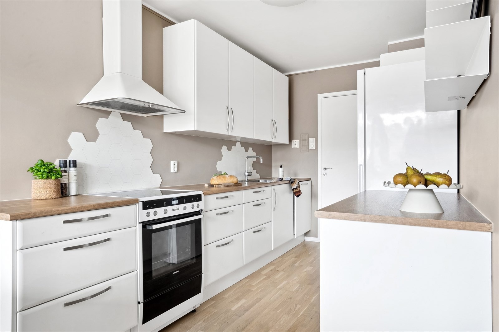 Kjøkkeninnredningen fra 2020 er stilren og pen med god skap- og benkeplass. Galleribilde