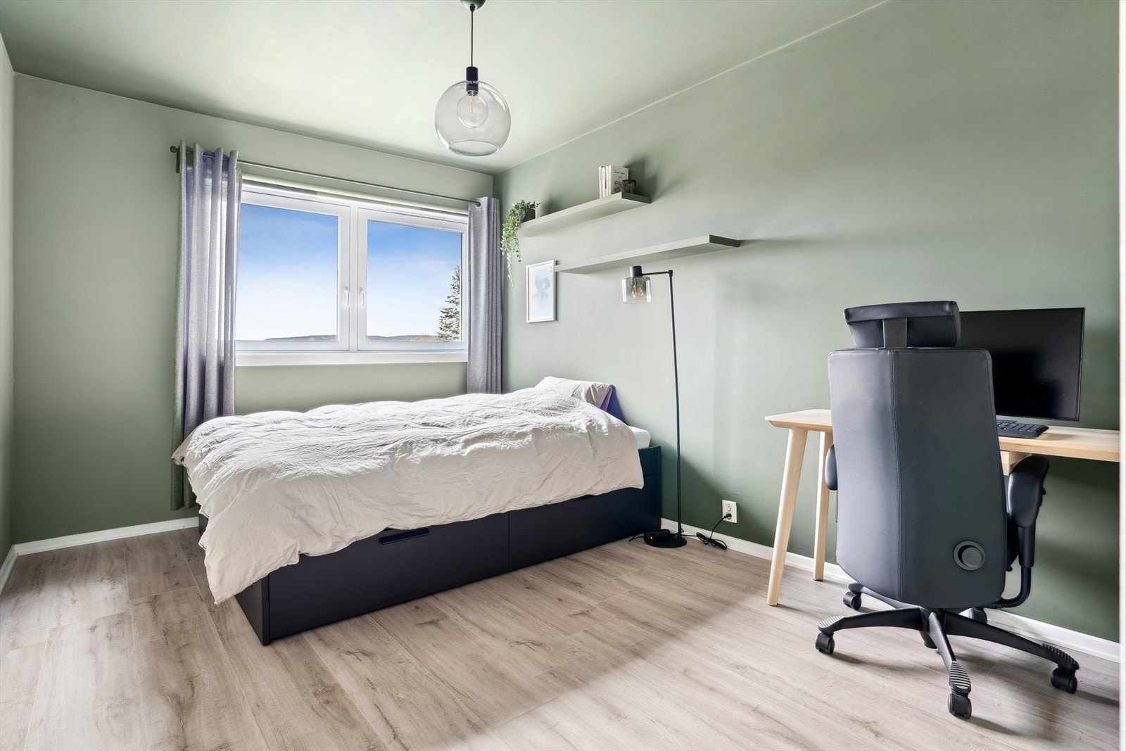 På det ene soverommet er både veggene og himlingen malt opp i en delikat grønntone. Galleribilde