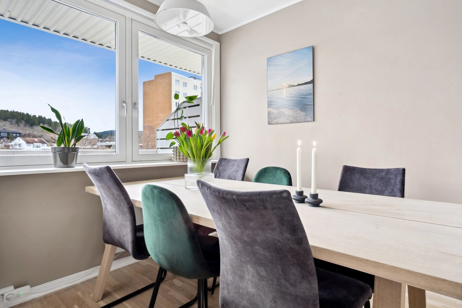 Store vinduer sørger for unik, naturlig lyssetting i leiligheten. Galleribilde