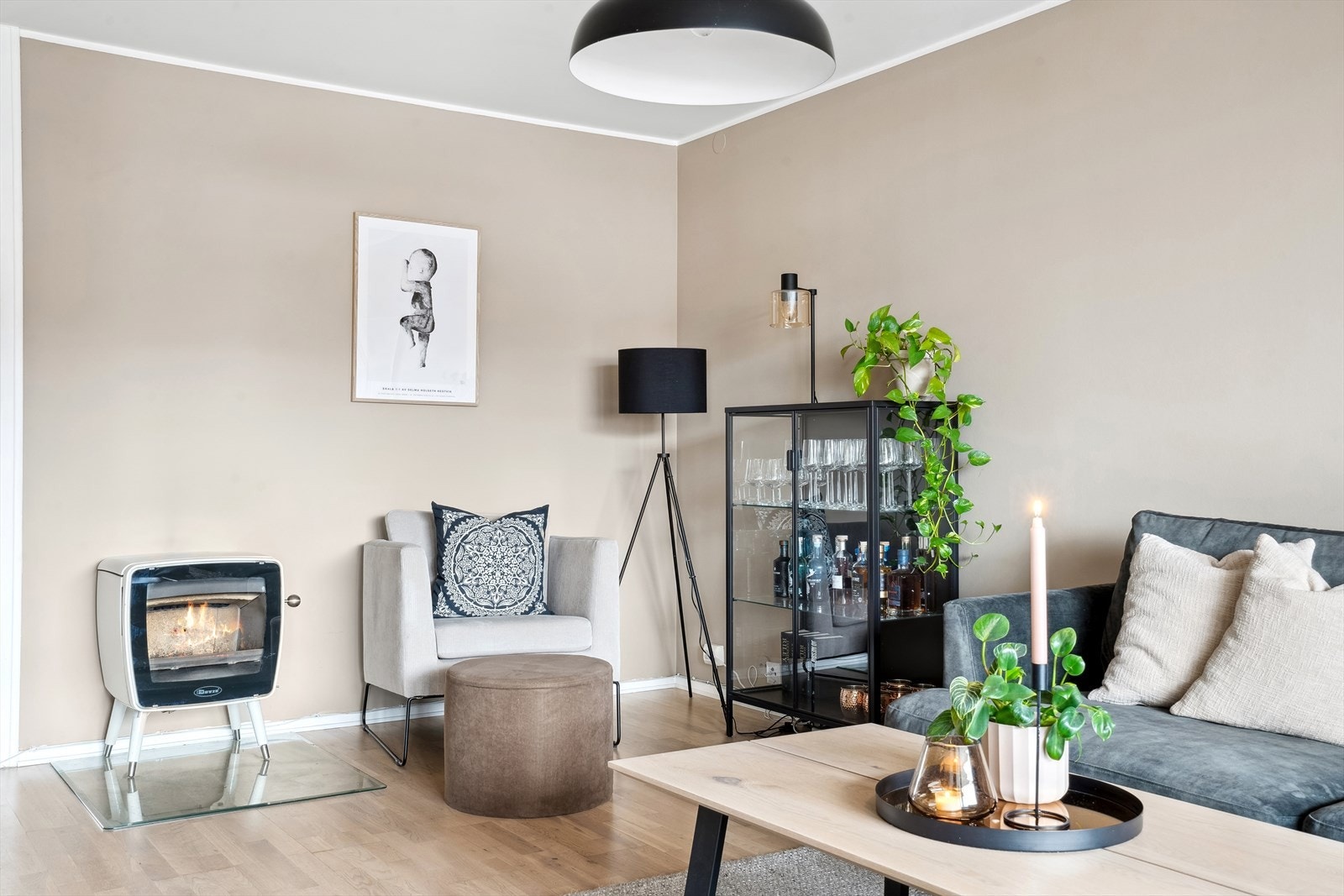 En snerten, moderne peisovn sørger for ekstra lun hygge og varme på kaldere kvelder. Galleribilde