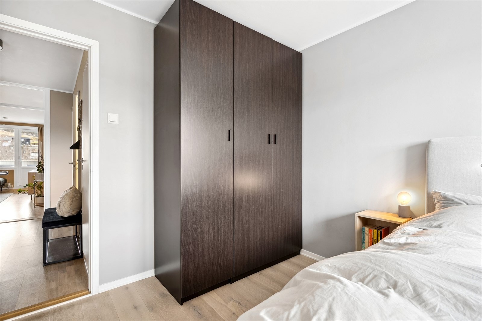 På det ene soverommet er det et stort garderobeskap med god oppbevaringsplass. Galleribilde