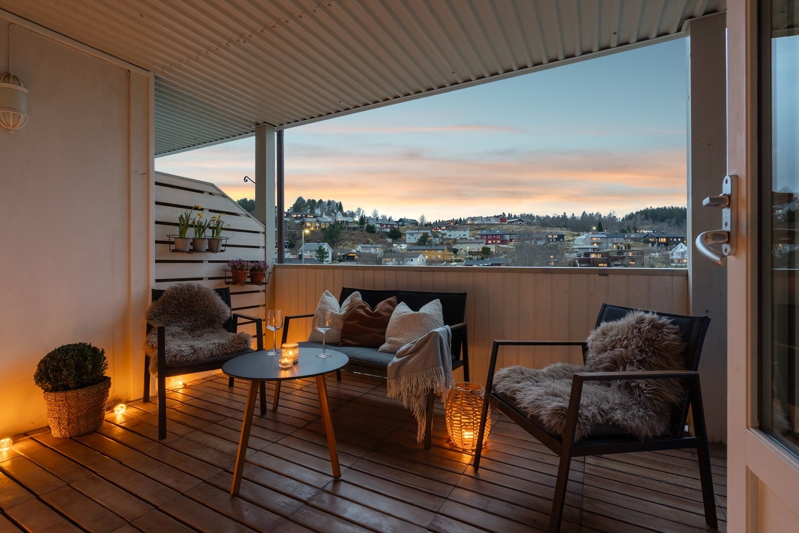 Balkongens inntrukne beliggenhet sørger for lune og usjenerte forhold. Balkongen er vendt mot vest og har ettermiddag- og kveldssol. Galleribilde