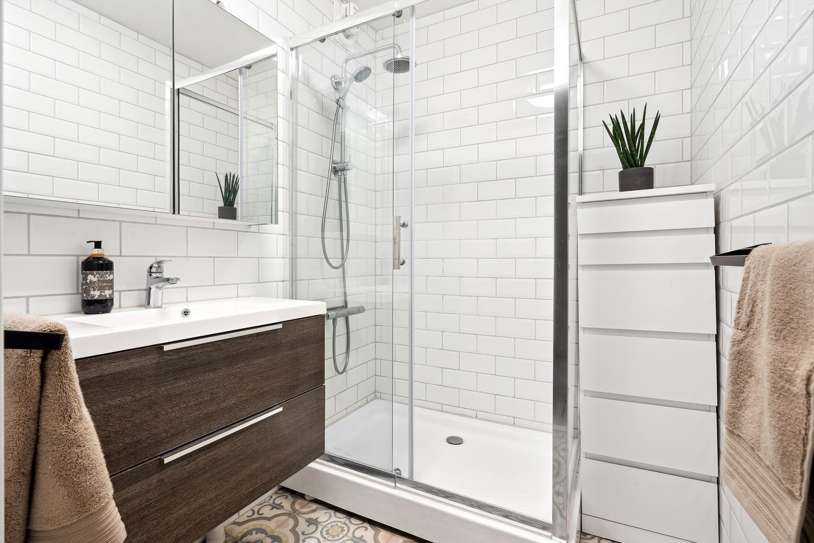 Badet ble pusset opp i 2010, og i 2020 ble det montert ny baderomsinnredning og nytt dusjkabinett. Galleribilde