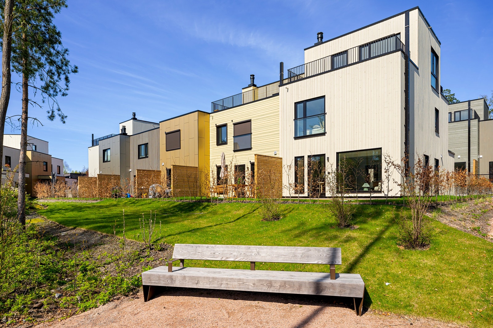 Enderekkehus med markterrasse, hage og to takterrasser. Galleribilde
