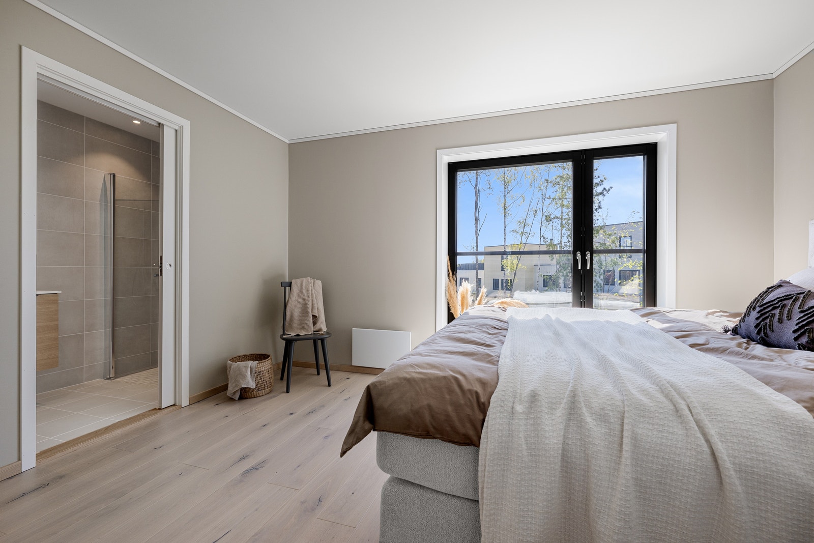 I 2. etasje finner man 3 soverom. Hovedsoverommet er av god størrelse og er tilknyttet eget bad. Galleribilde