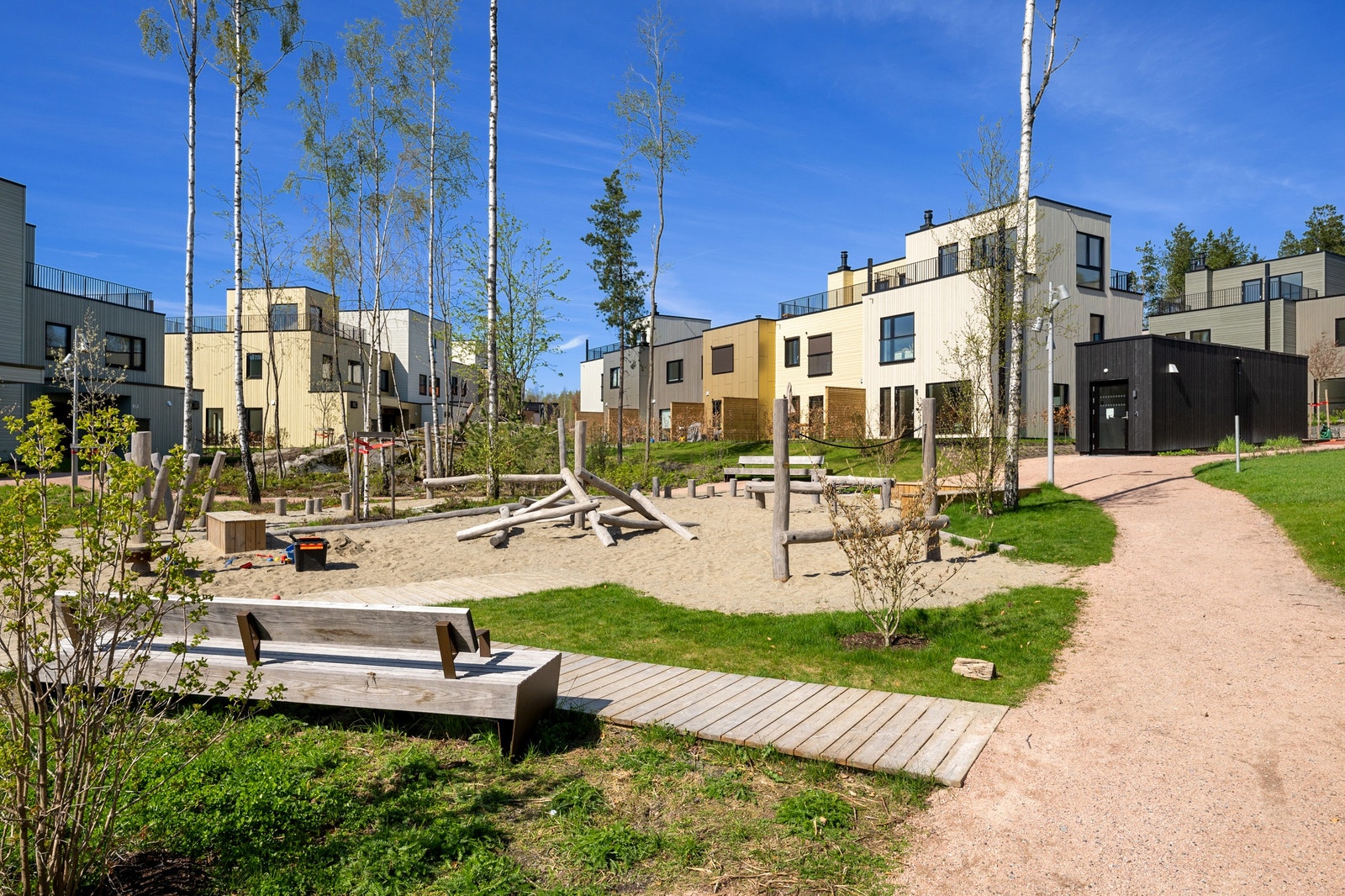 Dyst har flere tun i varierende størrelser og er naturlig innrammet av grønne omgivelser. Galleribilde