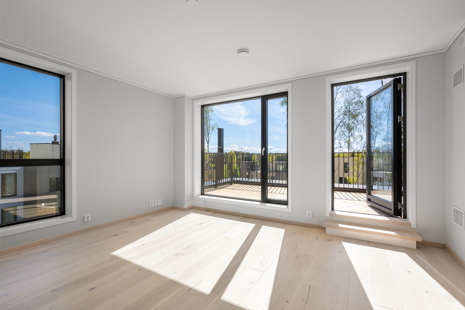 I boligens 3. etasje finner man et lyst og romslig oppholdsrom med adkomst til begge takterrasser. Galleribilde