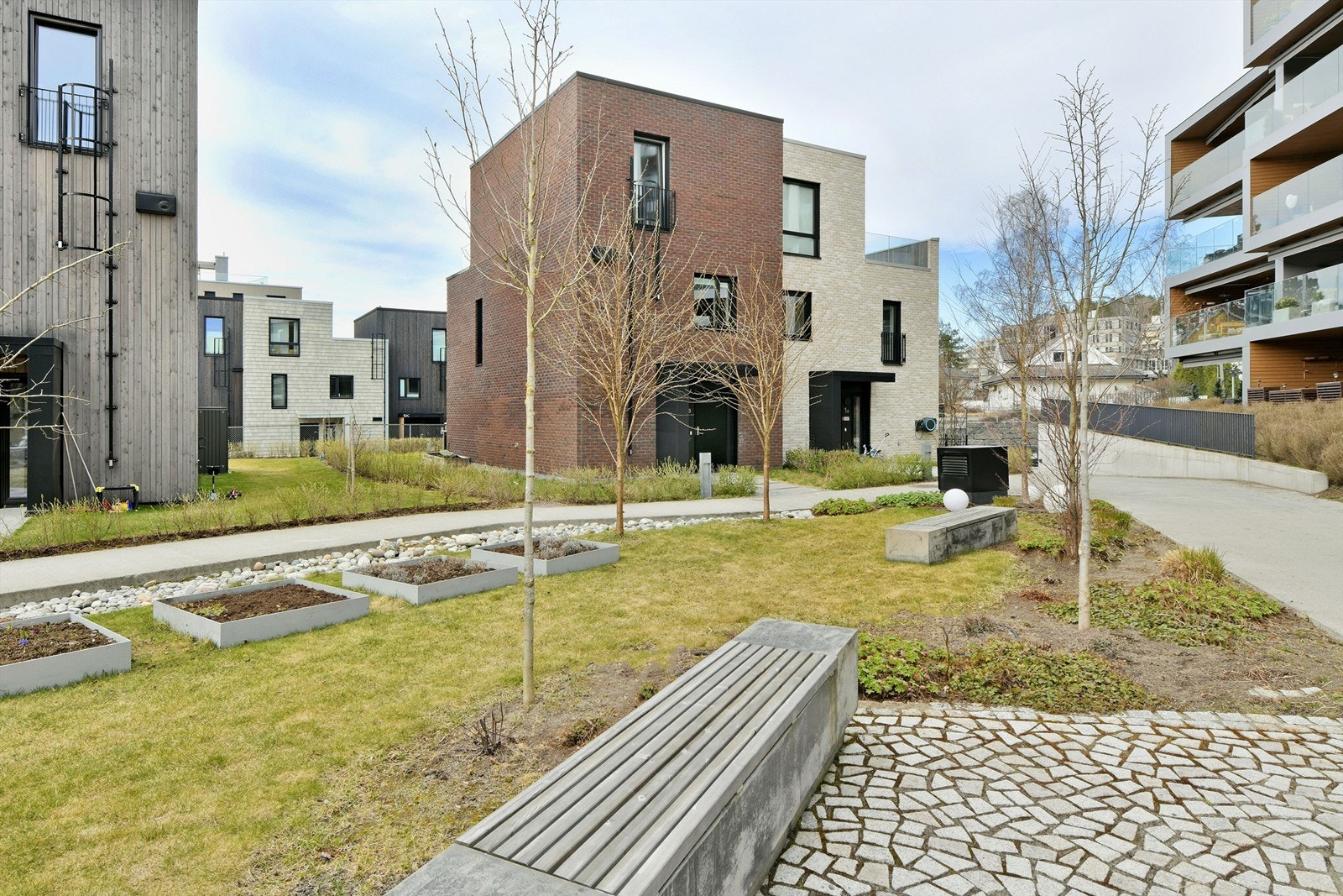 Perfekt bolig for småbarnsfamilier - flere barnefamilier på tunet Galleribilde
