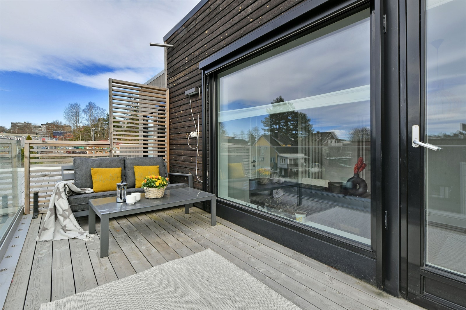 Takterrasse med adkomst fra stue i 3. etasje - utvendige screens - god plass til sittegruppe, etc Galleribilde