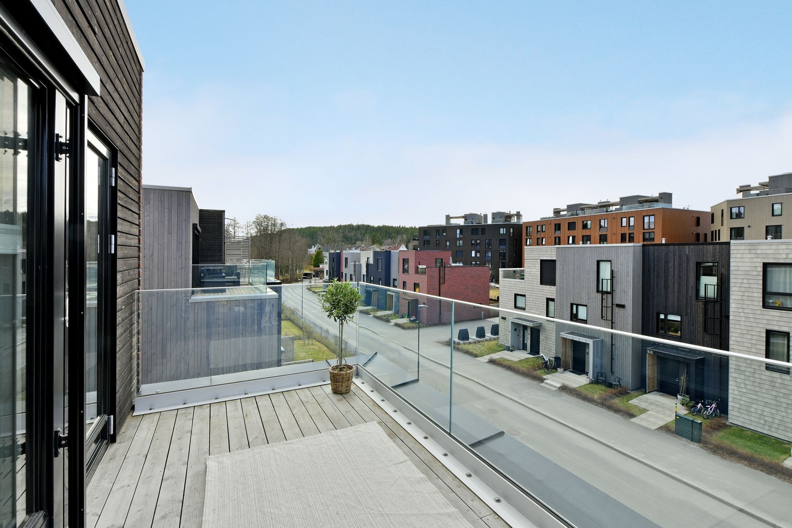 Takterrasse med adkomst fra stue i 3. etasje - høyt og fritt beliggende med lite innsyn - gode solforhold Galleribilde