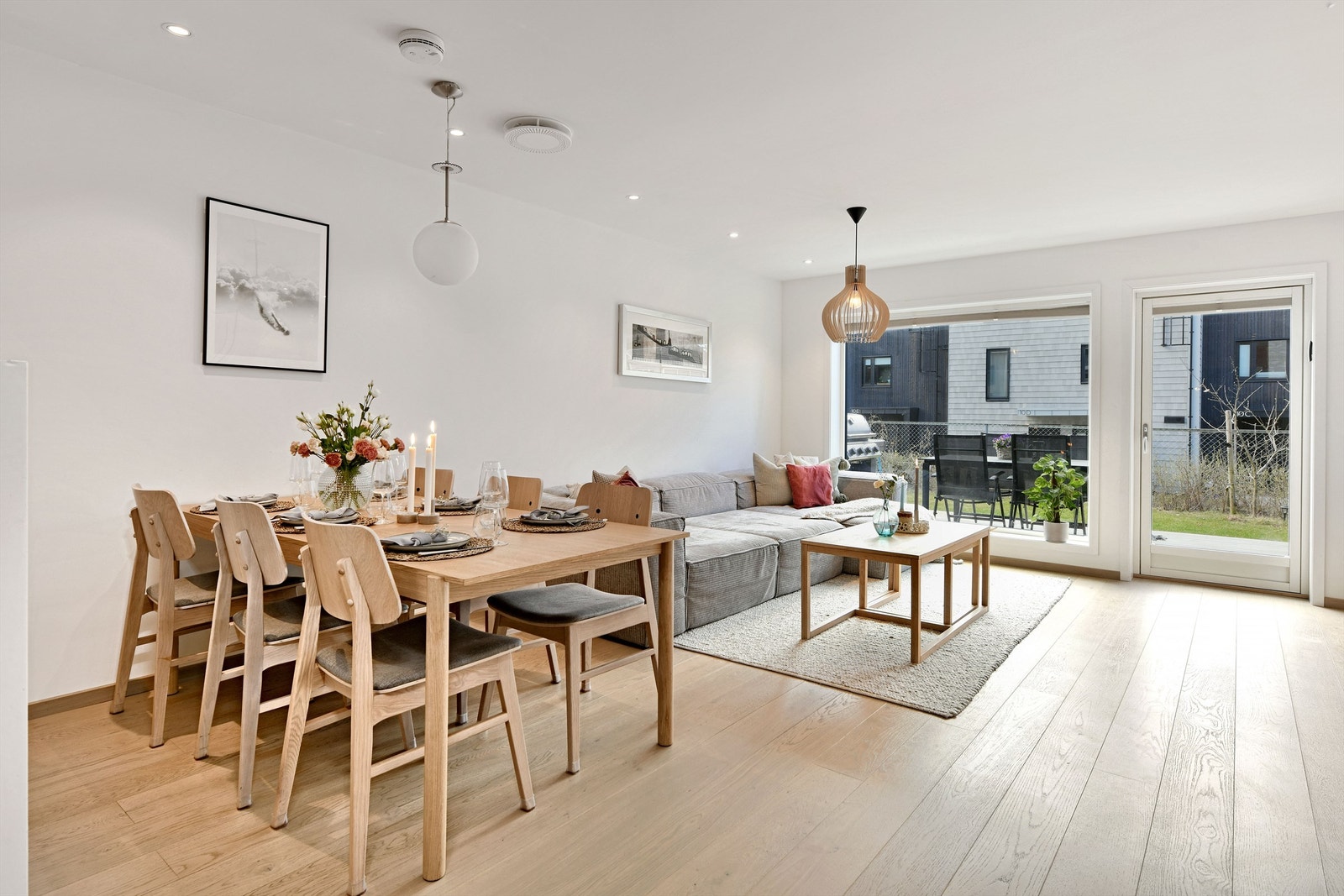 Stue - downlights i himling - store vindusflater med utgang til solrik uteplass - innvendige persienner Galleribilde
