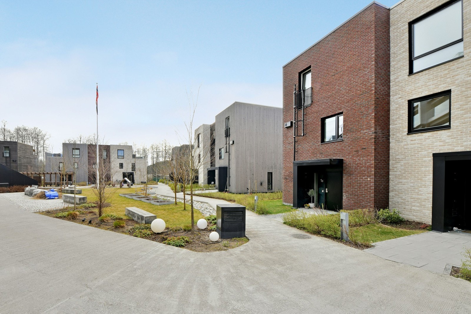 Trivelig boområde med flere sittegrupper og diverse beplantninger på fellesområder Galleribilde