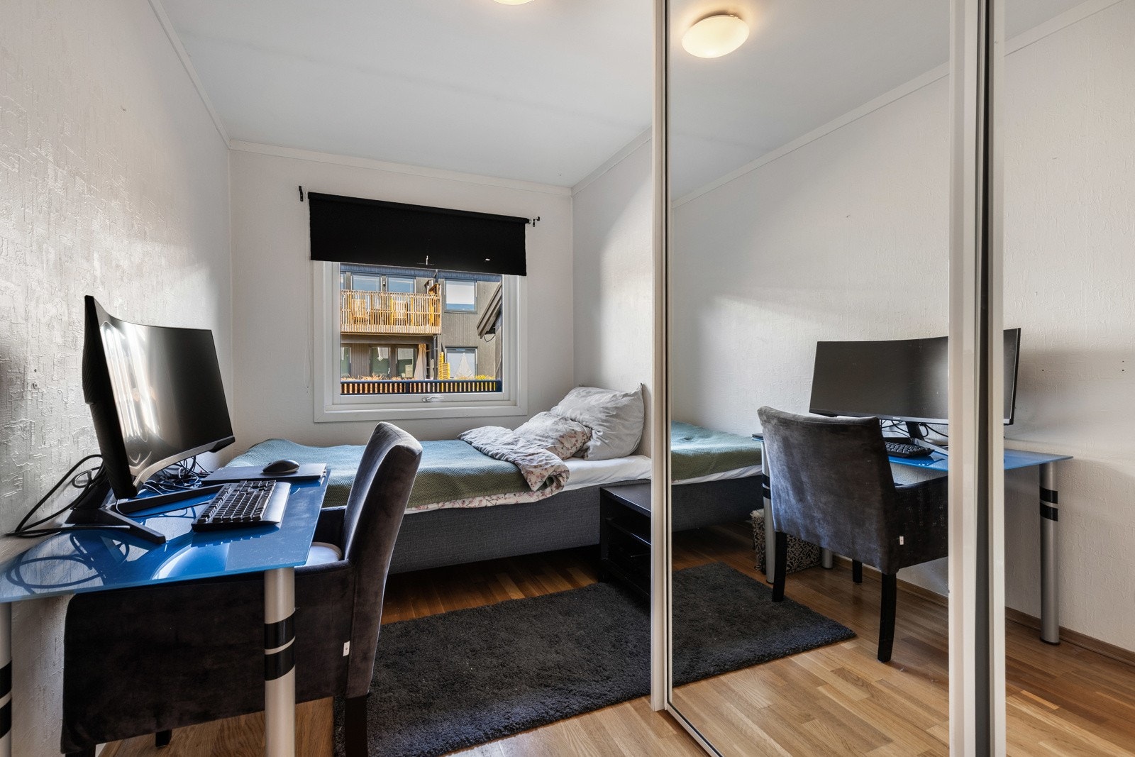 Soverommet i 1. etasje har garderobeskap med speilfronter, og god plass for seng og skrivepult. Galleribilde