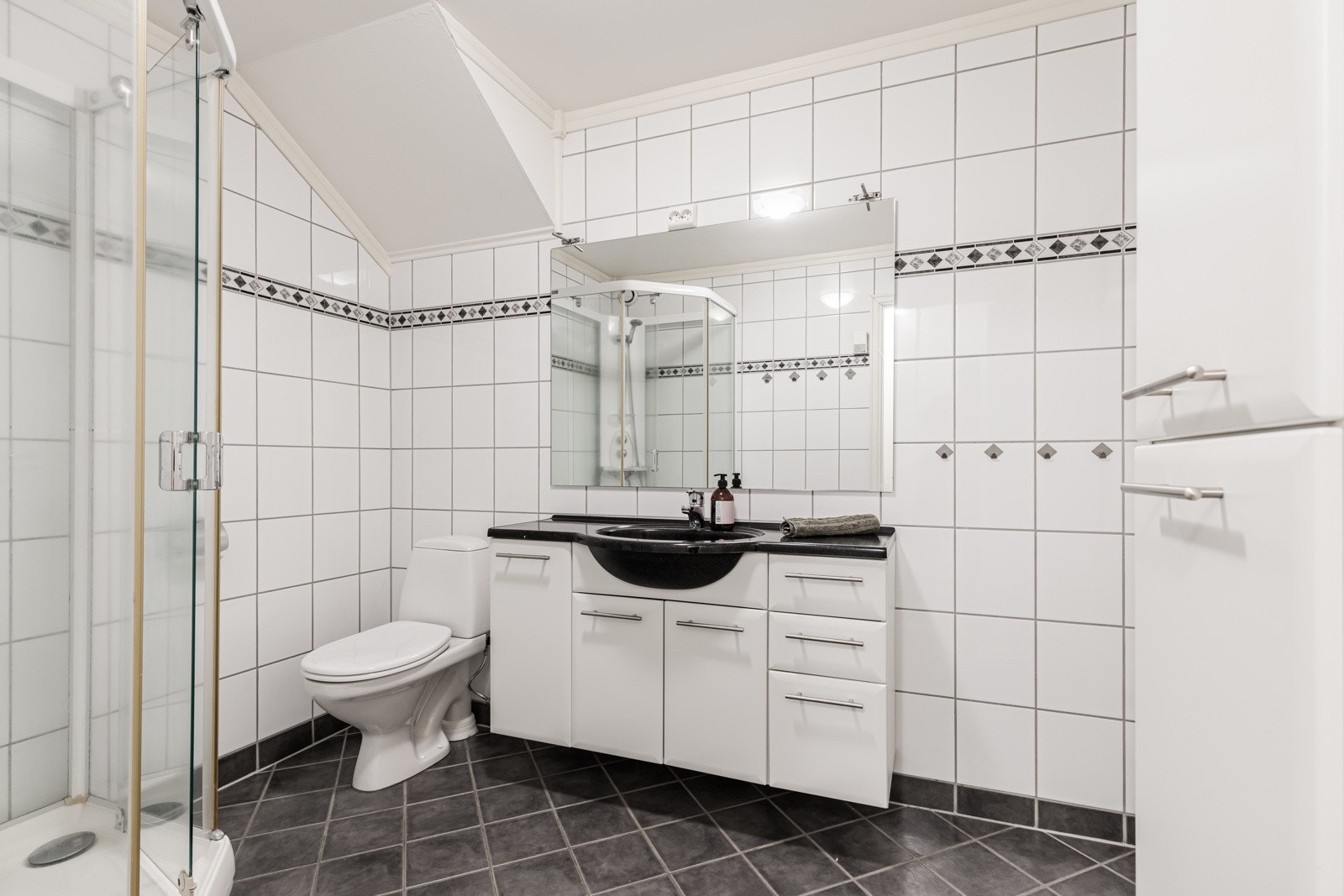 Varmekabler er installert, og badet har toalett og dusjkabinett. Galleribilde