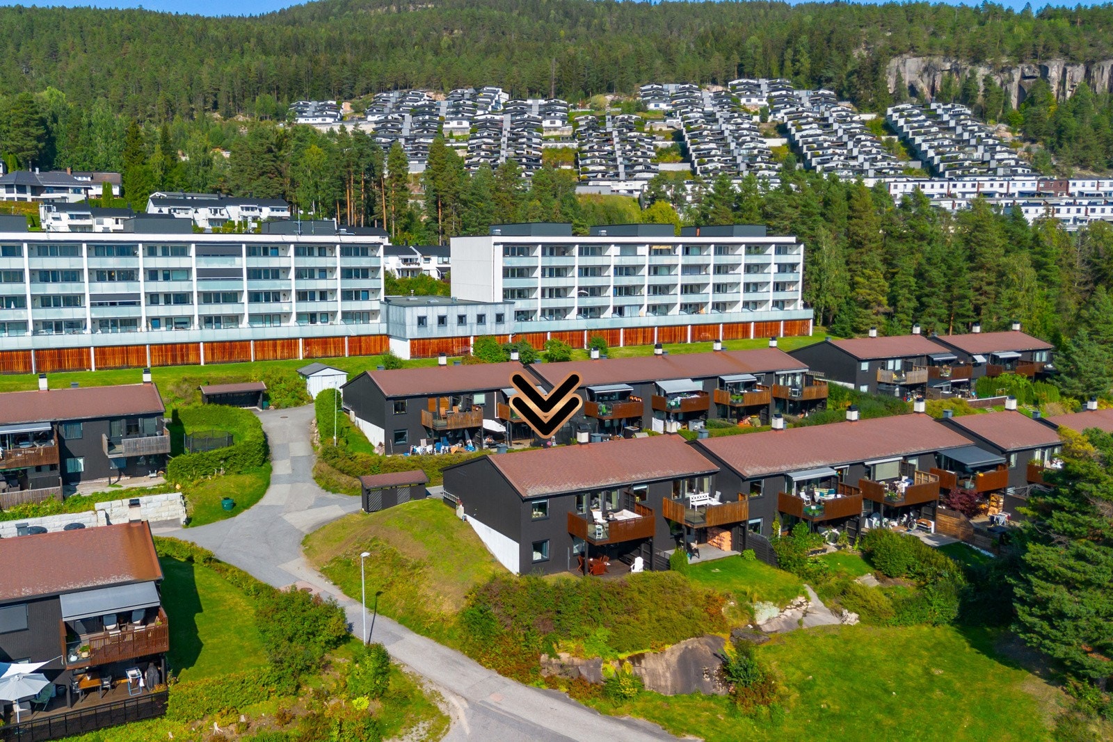 Borettslaget er hyggelig og barnevennlig, i kort gangavstand til skoler, busstopp og flotte turmuligheter i marka. Galleribilde