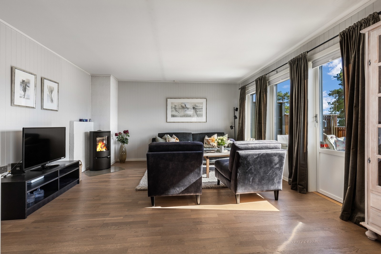 Stuen har flotte lys- og utsiktsforhold via store vinduer i front. Galleribilde