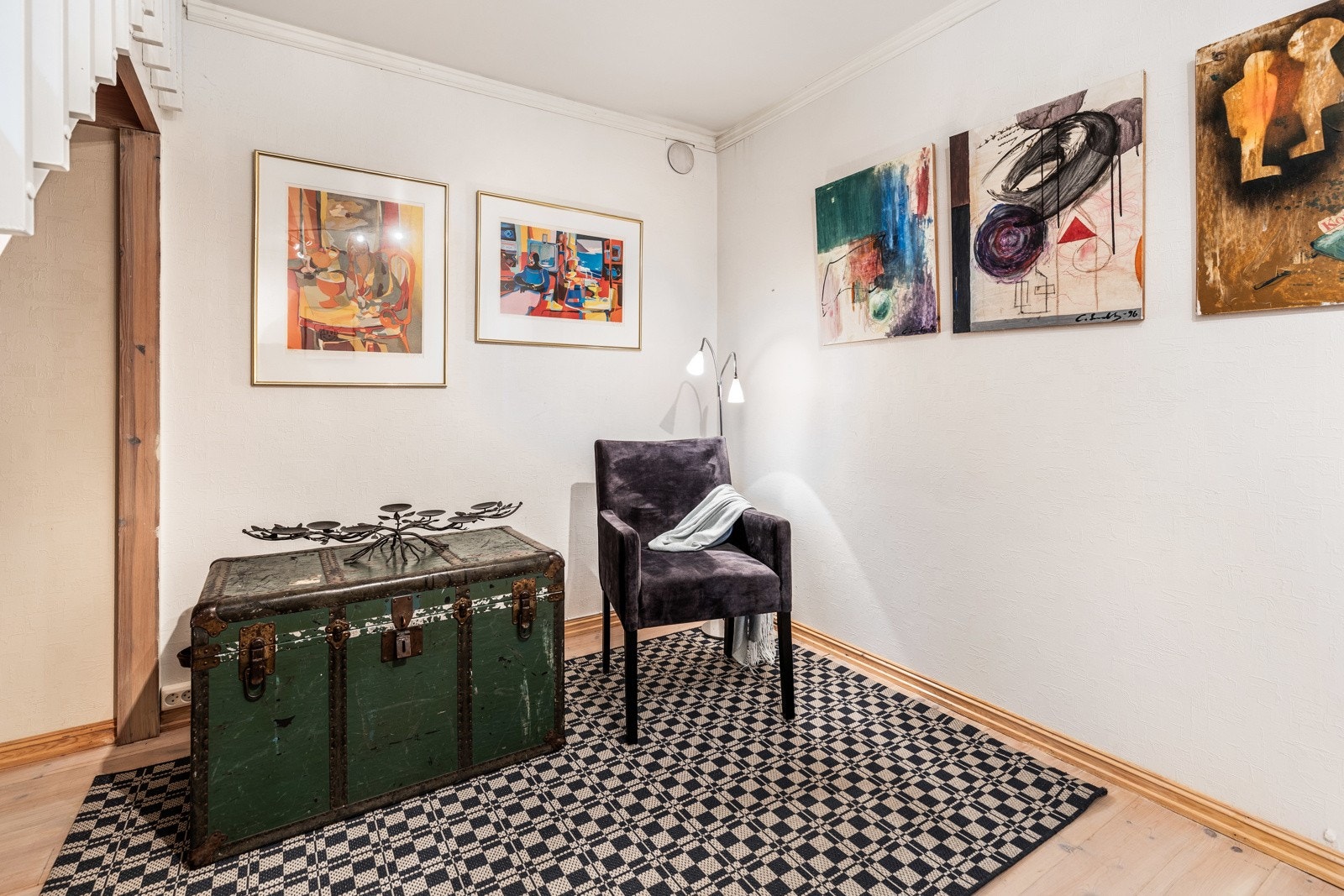 Gangen i underetasjen innredes enkelt med en krok for lesing, tv-titting eller kontorarbeid. Galleribilde