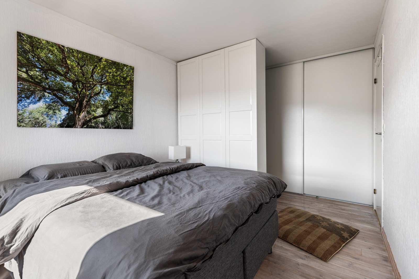 Rommet har mye oppbevaring i et åpent skap og i en plassbygd skyvedørsgarderobe langs den ene veggen. Galleribilde