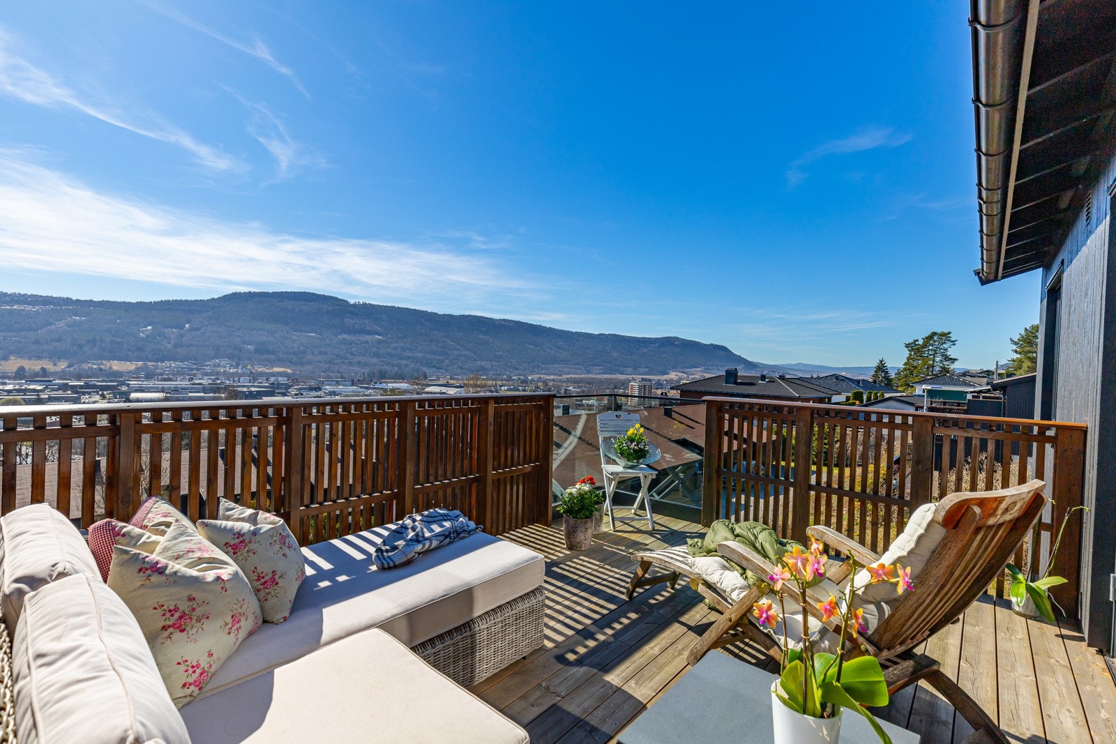 Balkongen måler ca. 12 kvm, og har panoramautsikt mot Drammen og Mjøndalen. Galleribilde
