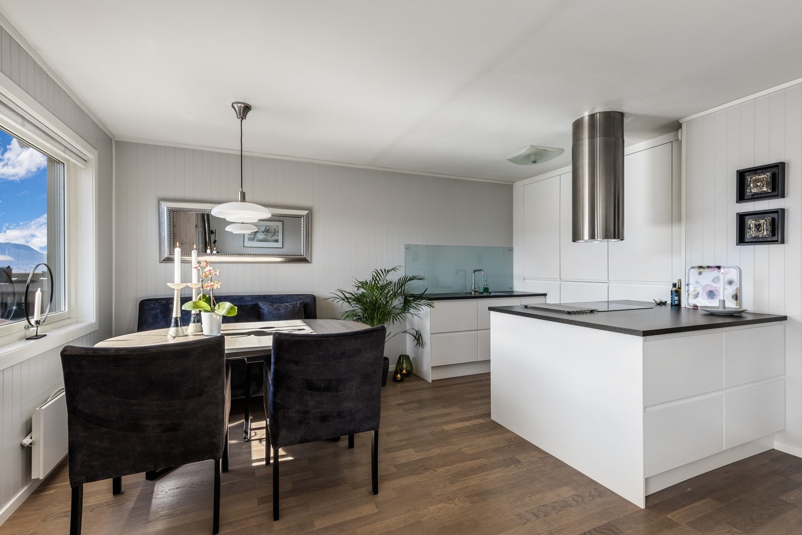 Den ene benkeløsningen har skuffer på begge sider, og fungerer som et fint samlingspunkt for gode samtaler mens middagen tilberedes. Galleribilde