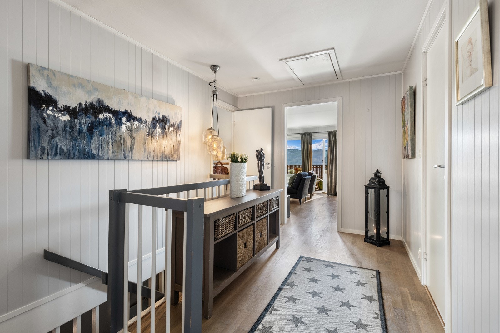 Entreen ligger i tilknytning til en gang med praktisk gjestetoalett, og hele første etasje er pusset opp med nye gulv. Galleribilde