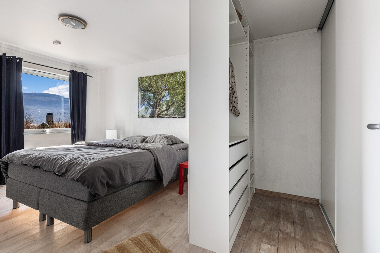 Boligen har tre soverom, fordelt med ett i første etasje og to sammen i underetasjen. Galleribilde