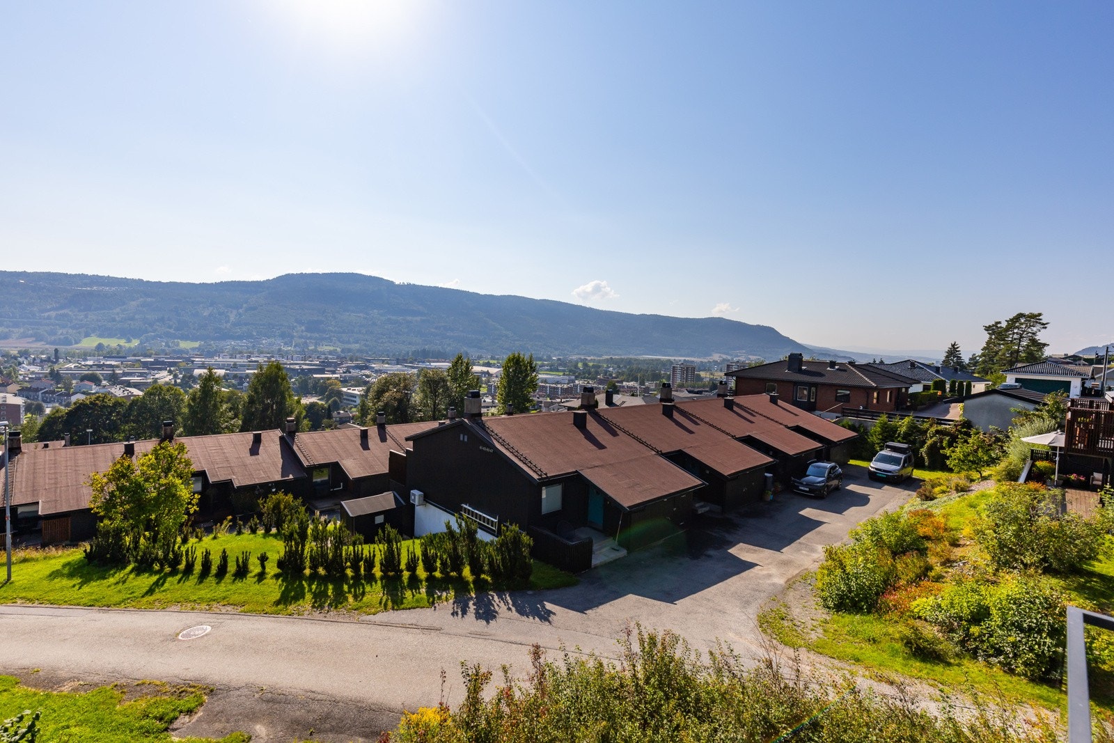 Boligen har en god plassering på enden, noe som gjør det luftigere og mer åpent rundt huset. Galleribilde