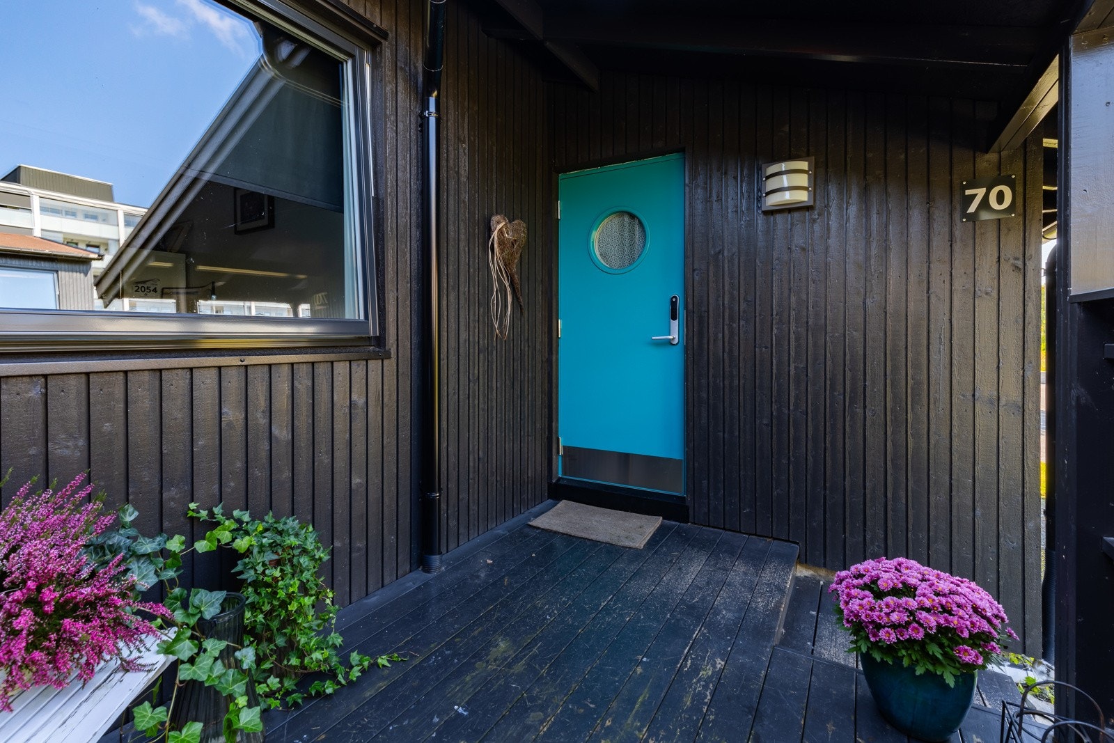 Inngangen er overbygd og godt skjermet, med belysning og god plass til benker eller kafésett. Galleribilde
