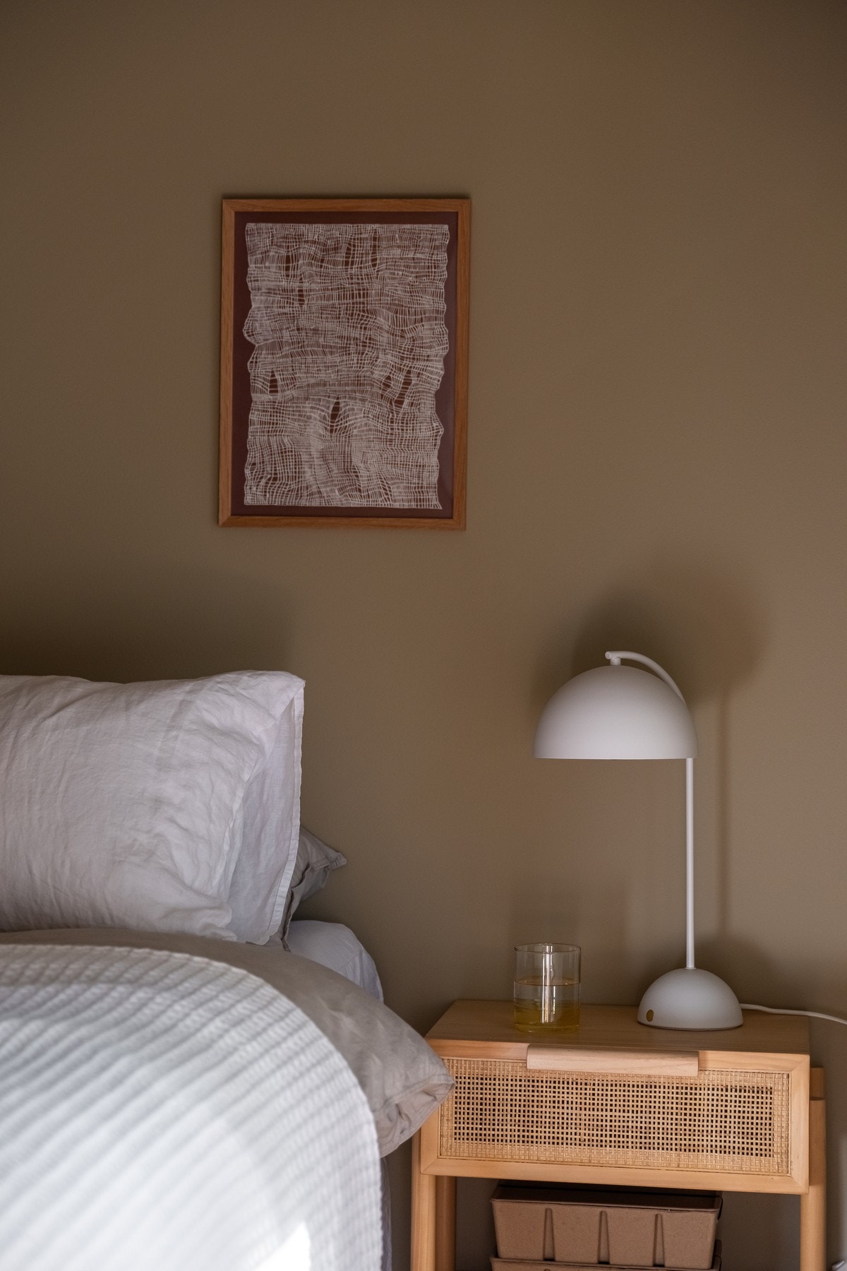 Rommet er nylig malt i moderne fargevalg og har parkett på gulv. Galleribilde