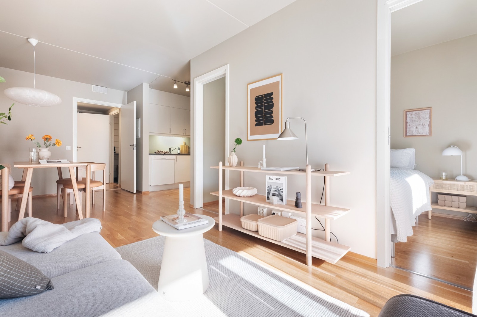 Innvendig får du et lyst oppholdsrom med parkett på gulv og malte overflater. Galleribilde