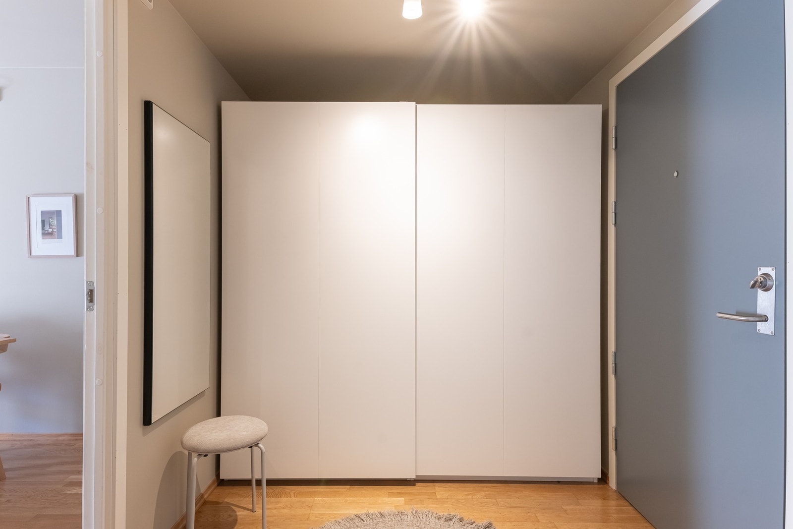 Skyvedørsgarderoben gir godt med lagringsplass og blir stående. Av ekstern lagring medfølger det en bod i kjeller på 5 kvm. Galleribilde