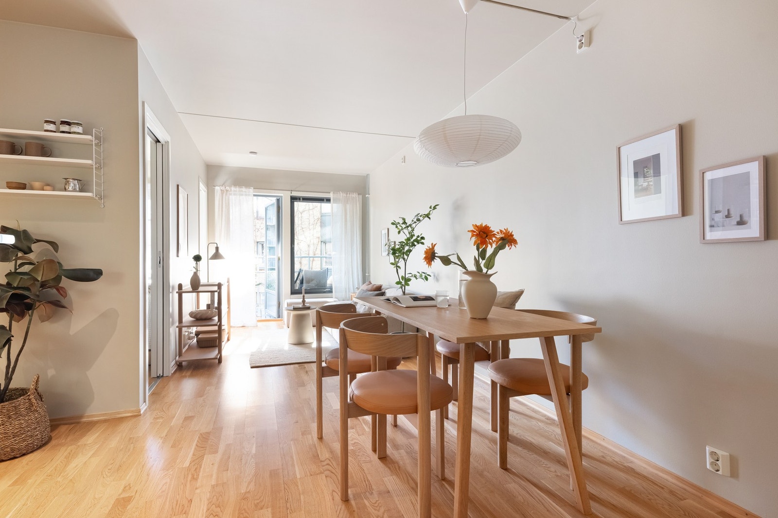 Overflatene er nylig malt og det er parkett på gulv. Galleribilde