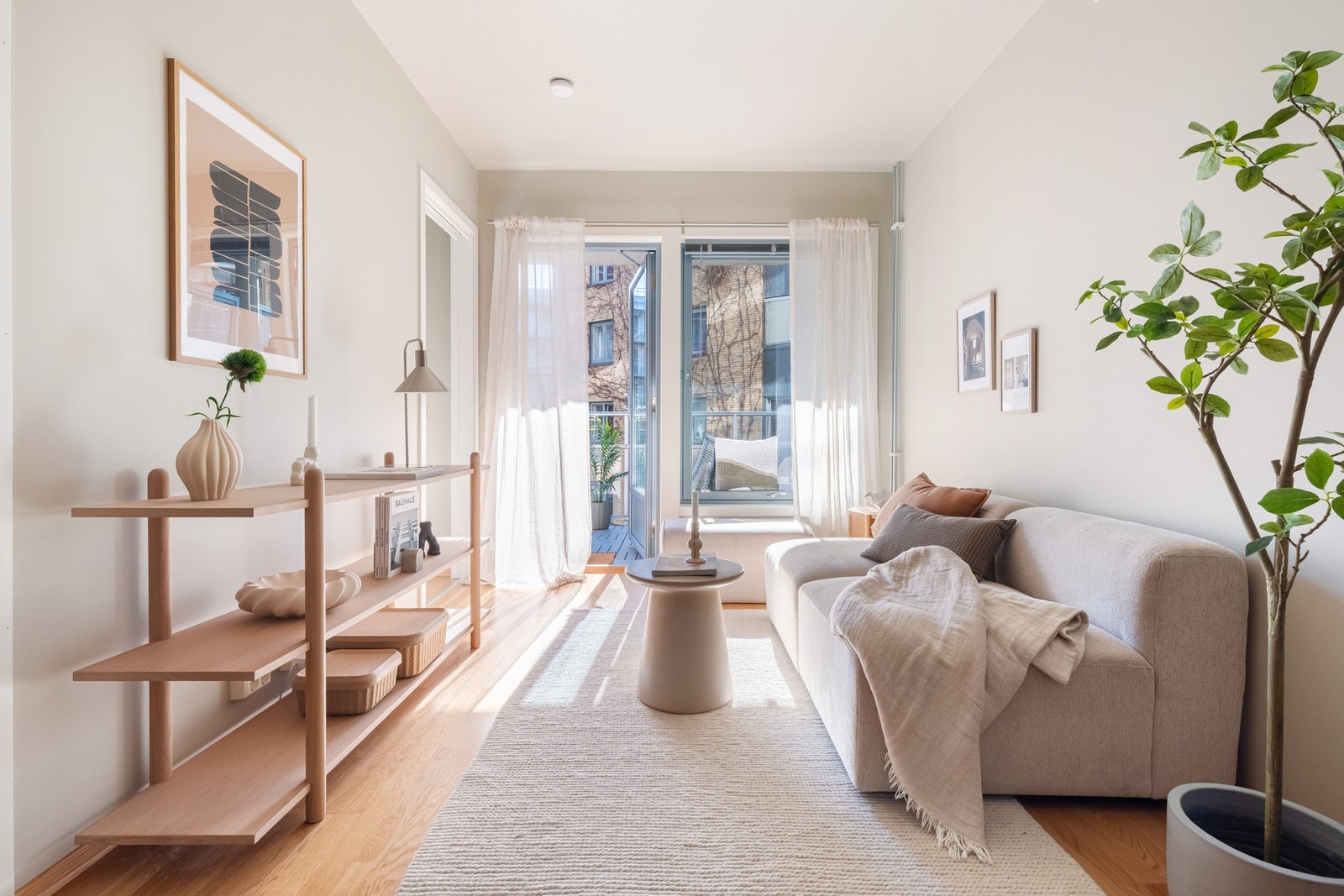 Store vindusflater slipper inn rikelig med naturlig lys i boligen. Galleribilde