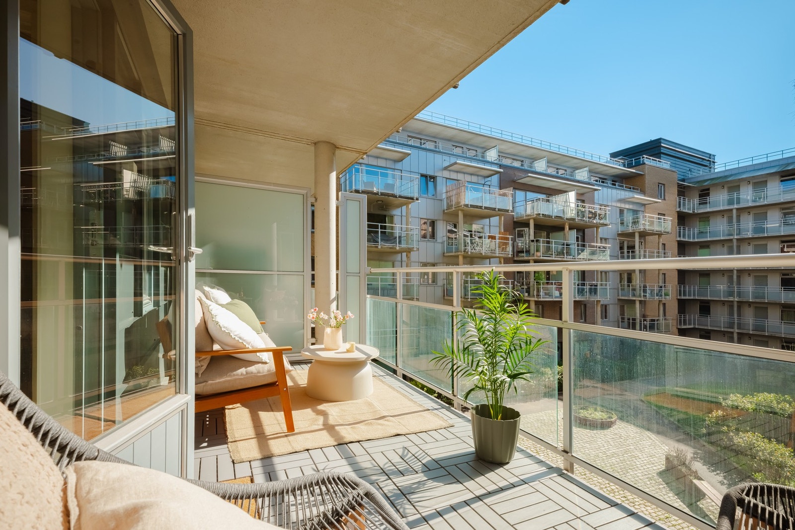 Kristine Hauan Berg og Rebekka Rønning ved EIE Løren ønsker velkommen til Herslebs gate 21! Galleribilde