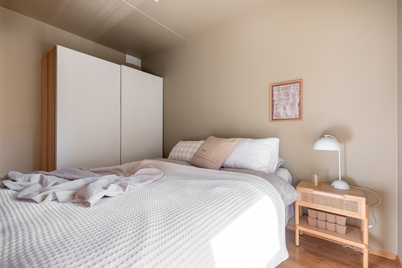 Soverommet har god plass til dobbeltseng med tilhørende nattbord. Galleribilde