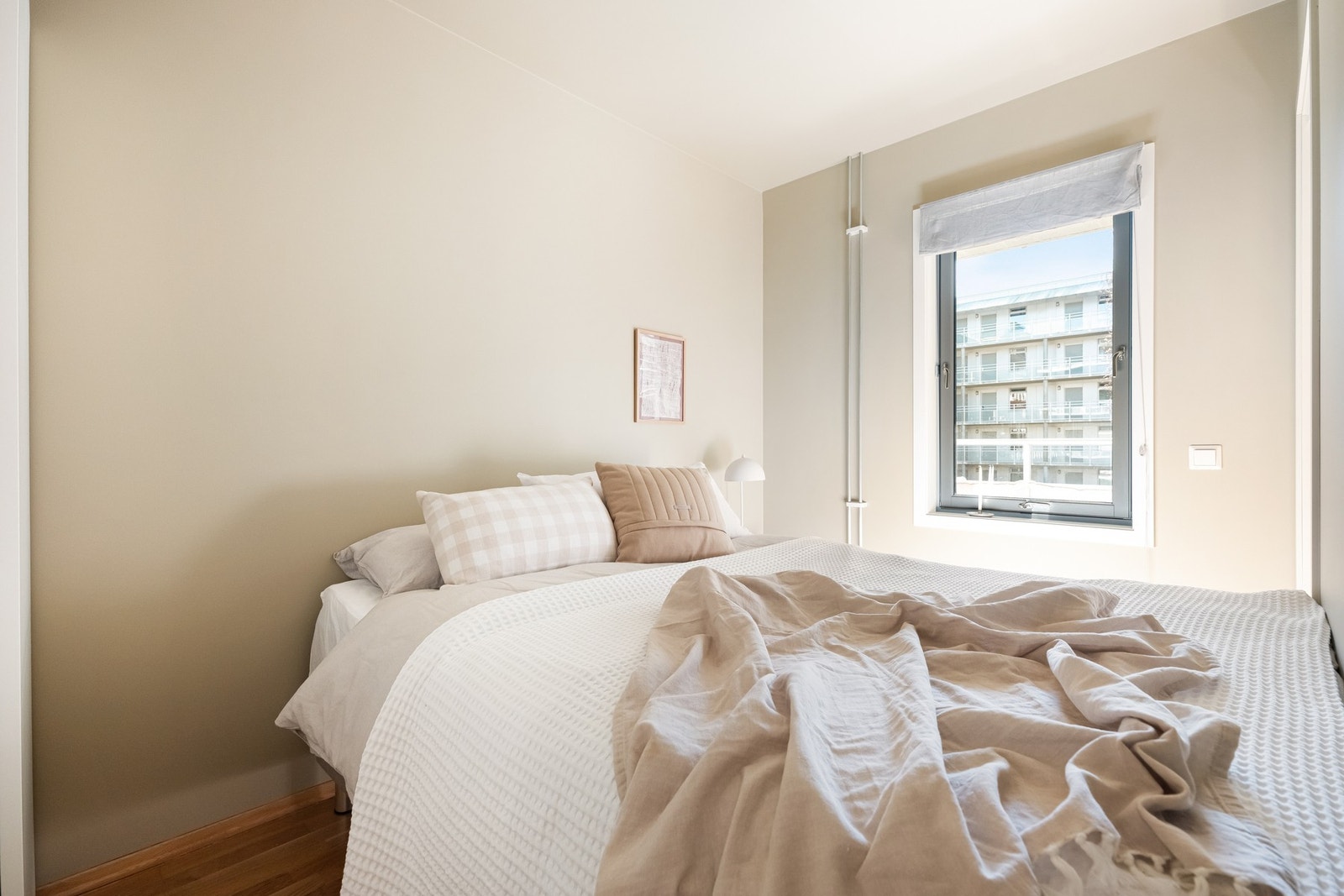 Som i likhet med resten av boligen er soverommet vendt mot rolig bakgård, så her er alt lagt til rette for en god natts søvn. Galleribilde