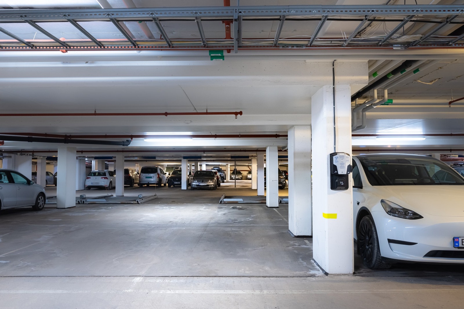 Det er tidvis parkeringsplasser i garasjeanlegget for kjøp eller leie. Galleribilde