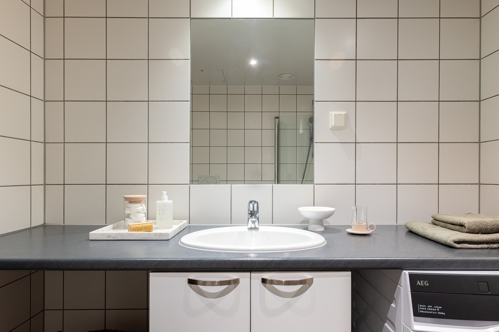 Innredningen består av vegghengt servantinnredning med skapdører på undersiden, speil og stikkontakt over servant samt ett-greps armatur. Galleribilde