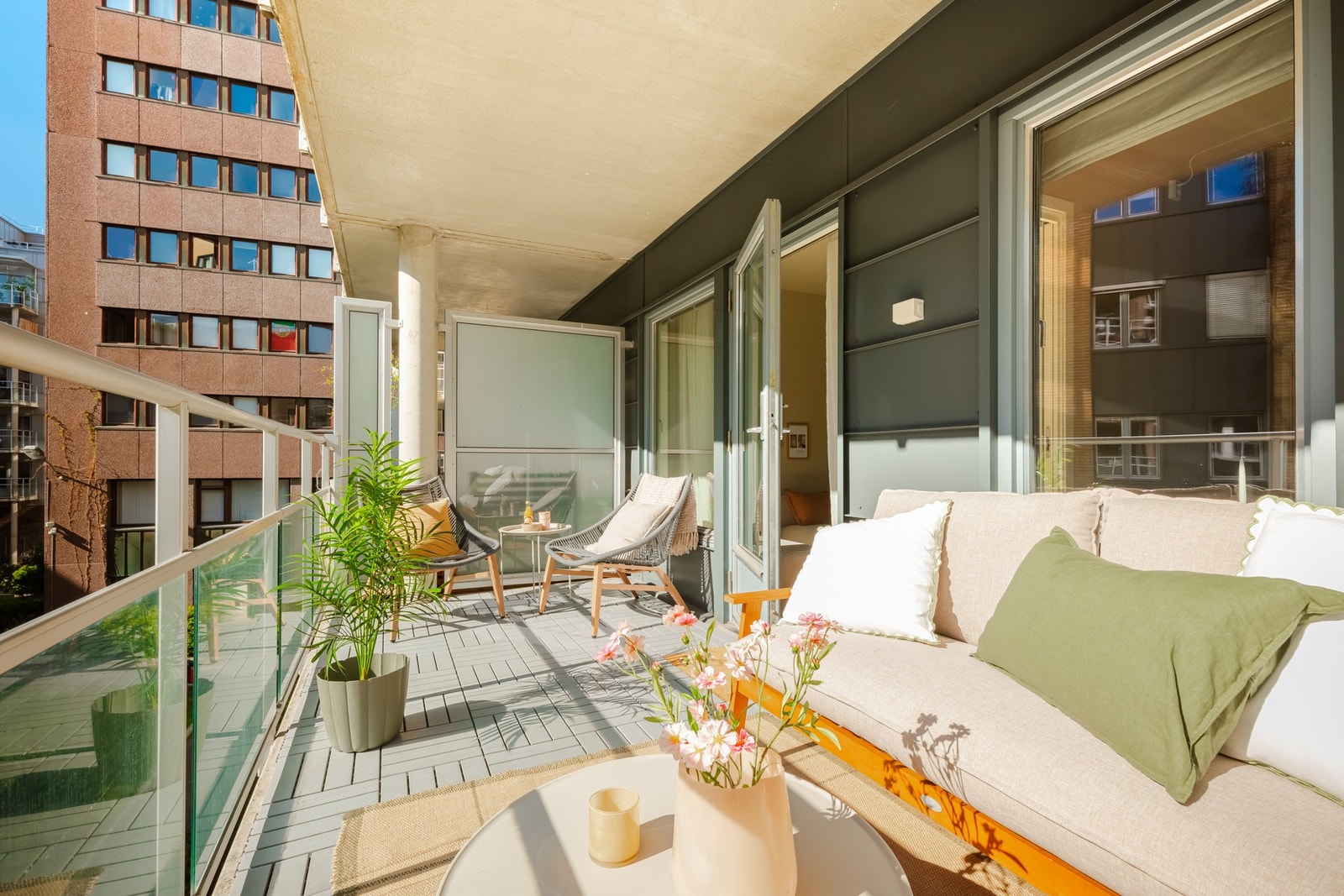 Balkongen vil gi deg en følelse av å få en ekstra stue om sommeren hvor du kan nyte varme sommerdager fra morgen til kveld. Galleribilde