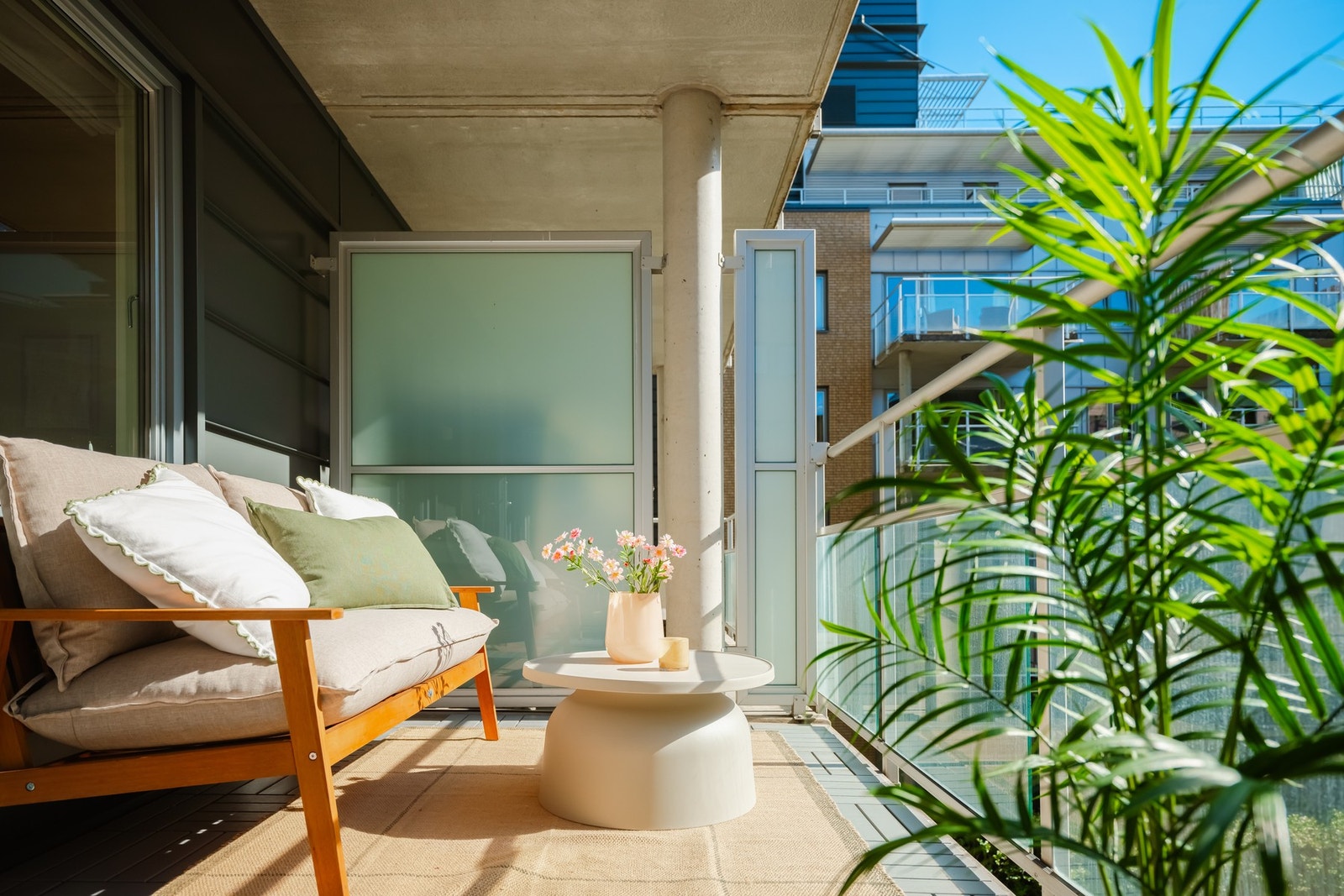 Balkongen er på 10 kvm og byr på flere møbleringssoner som loungemøblement og spisebord. Galleribilde