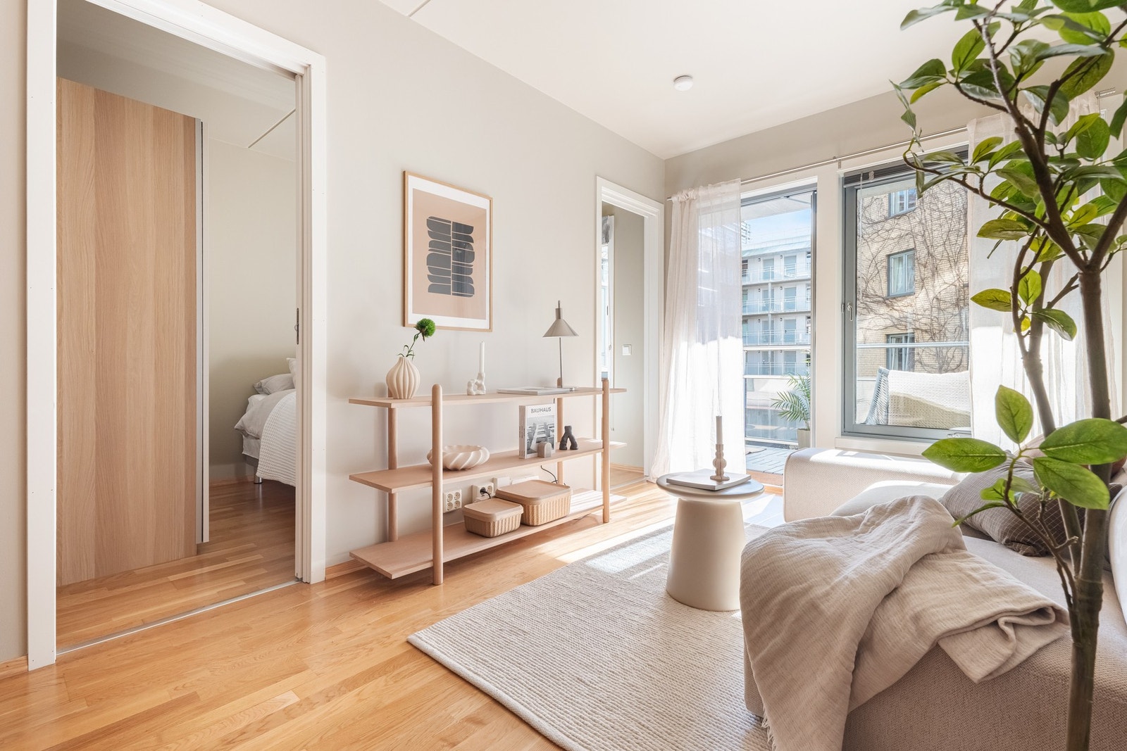 Dette er en lys og tiltalende 2-roms beliggende i 3. etasje med heisadkomst. Galleribilde