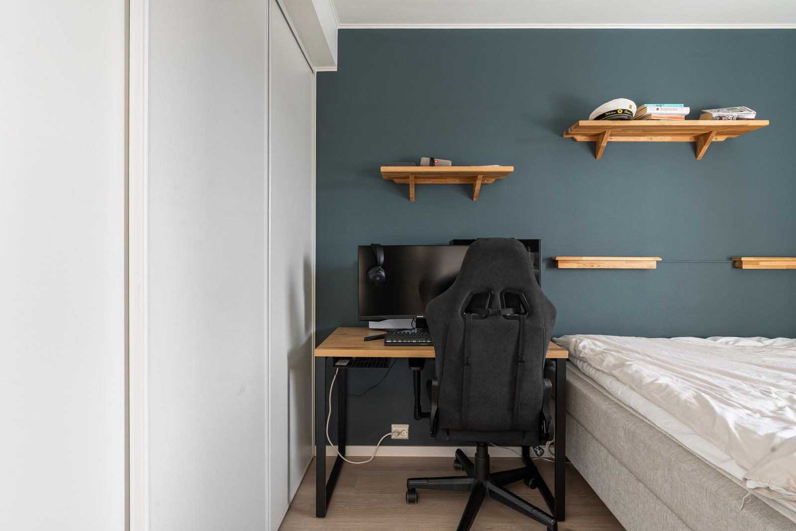 Stor skyvedørsgarderobe sikrer godt med oppbevaringsplass til klærne.