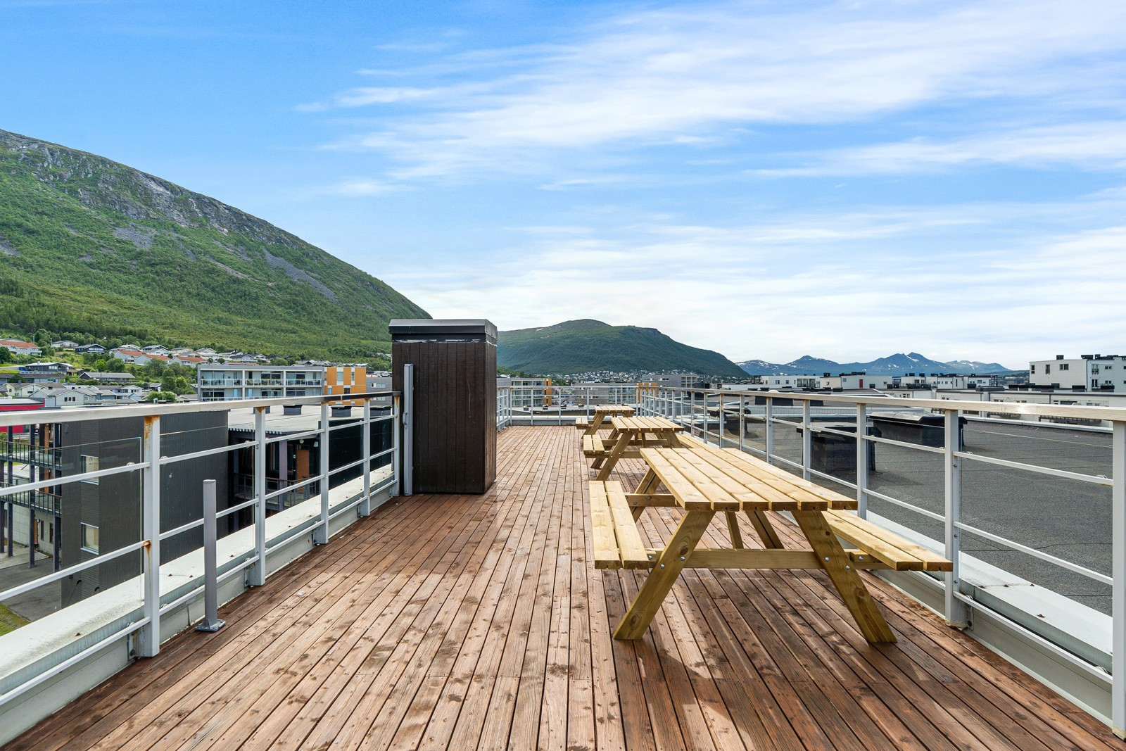Stor felles takterrase med svært gode solforhold!
