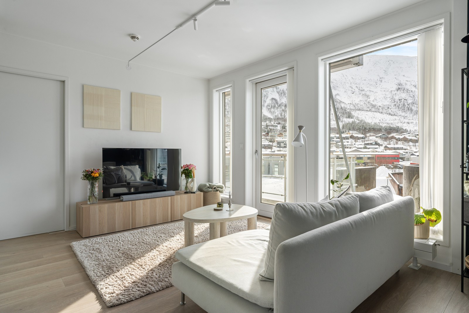 Leiligheten fremstår moderne med delikate fargevalg og store vindusflater.