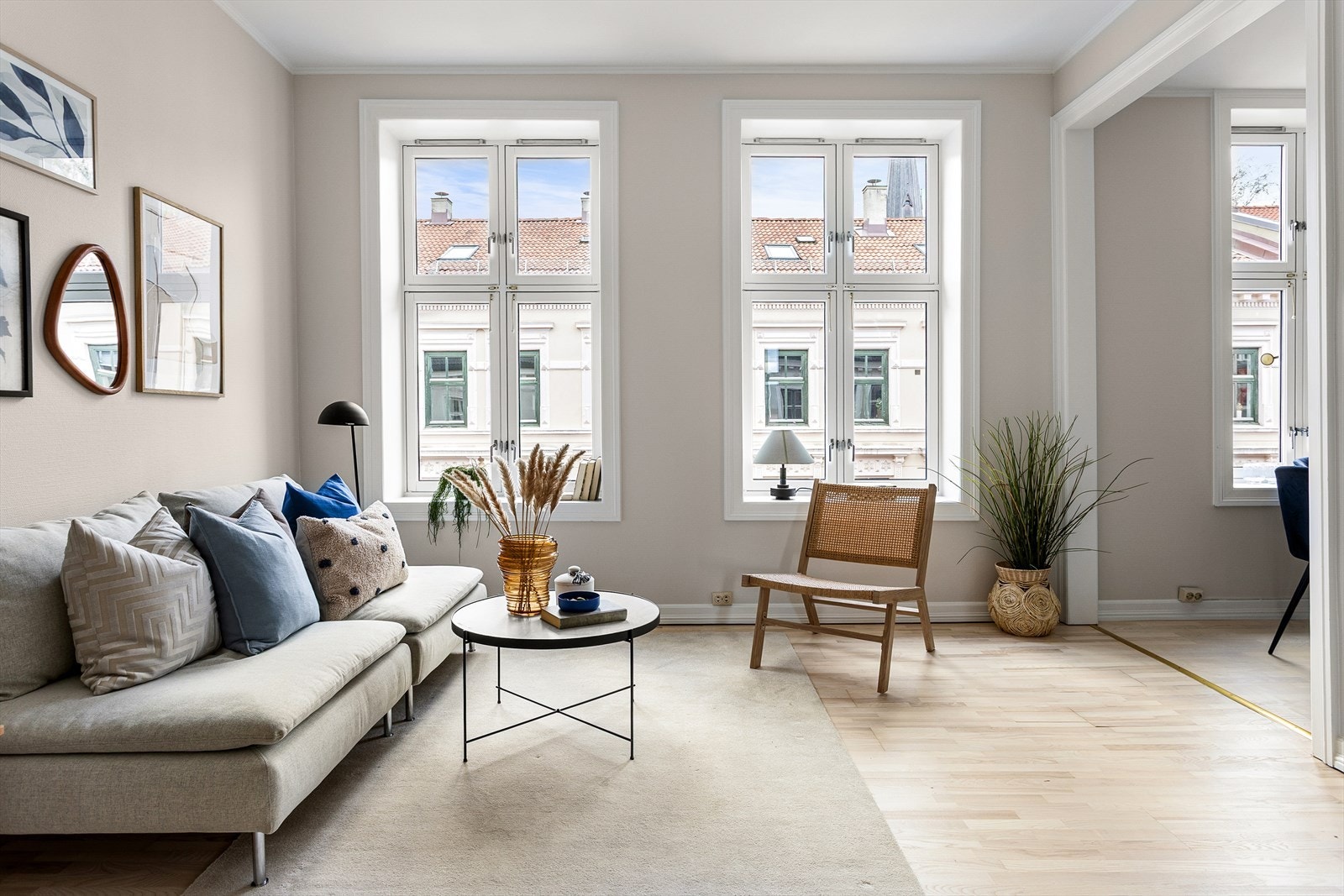 Velkommen til en lys og flott 3-roms selveier beliggende midt på Grünerløkka! Galleribilde