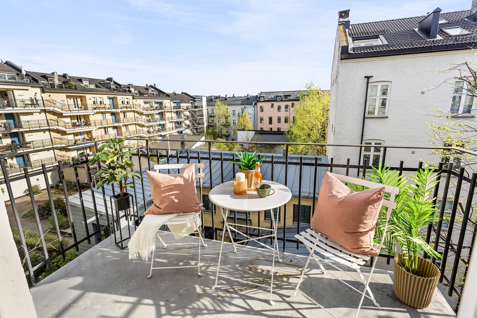Sydvendt balkong på ca. 4 kvm med gode solforhold. Galleribilde