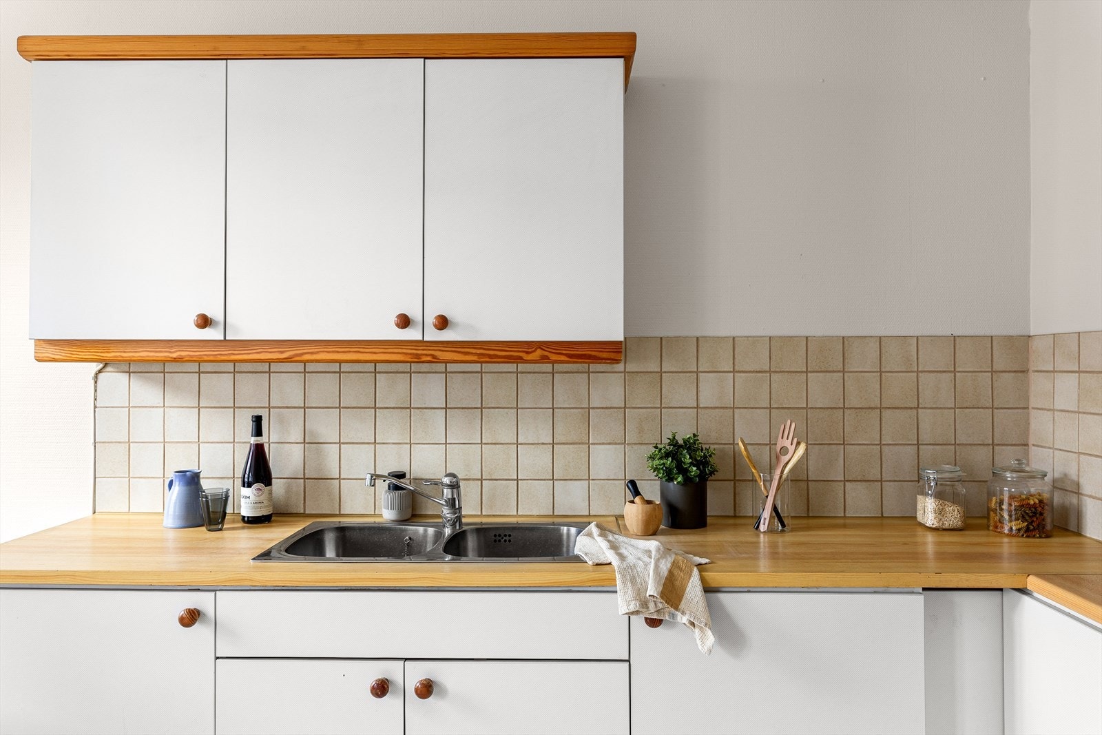 Kjøkkeninnredning glatte fronter. Laminat benkeplate med nedfelt vask- og skyllekum. Opplegg for oppvaskmaskin. Avtrekk over kokeplass. Galleribilde